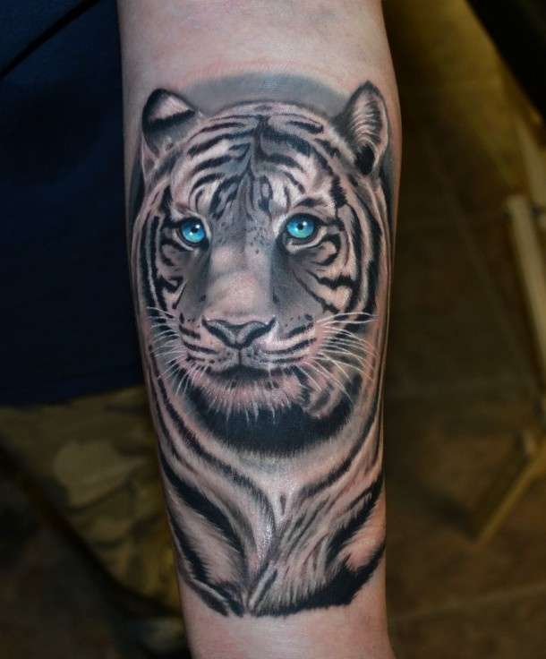 Tatuaje de tigre ojos azules