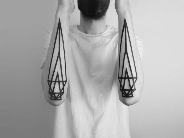 Tatuaje de triángulos en los brazos