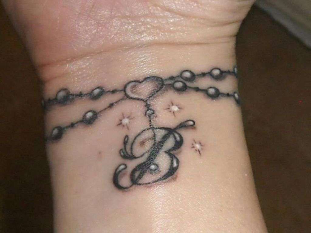 Tatuaje de letra "B"
