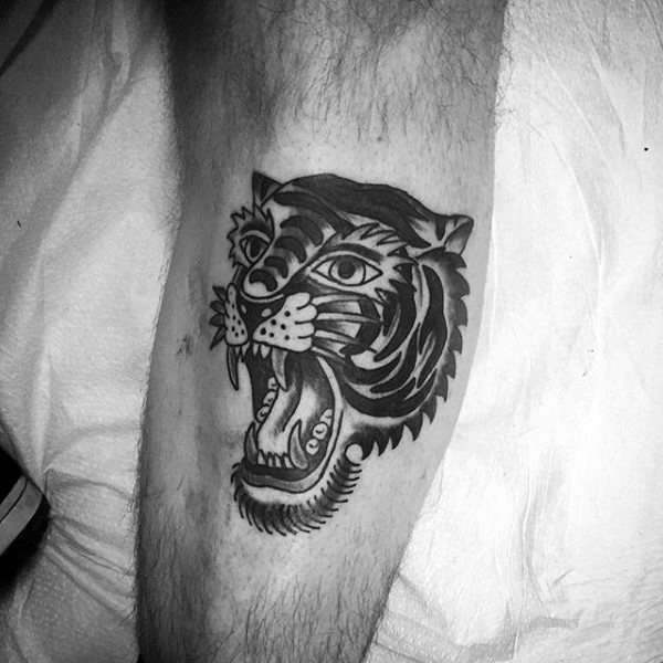 Tatuaje de tigre en color negro