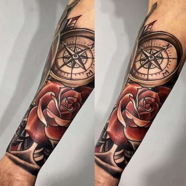 Tatuaje de brújula y rosa roja