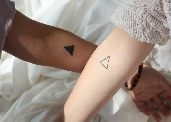 Tatuaje de triángulos complementarios en pareja
