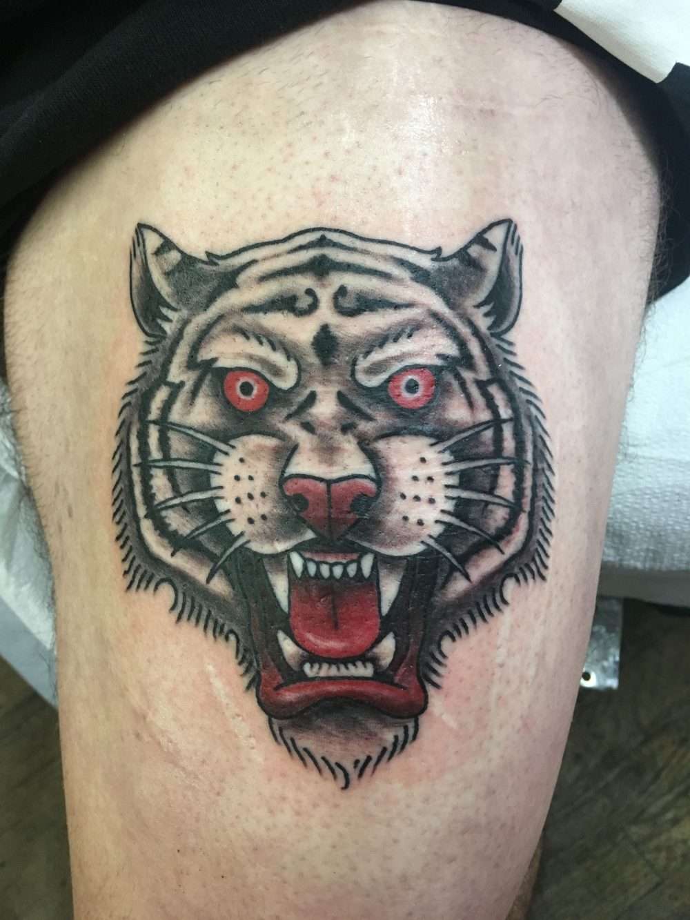 Tatuaje de tigre ojos rojos