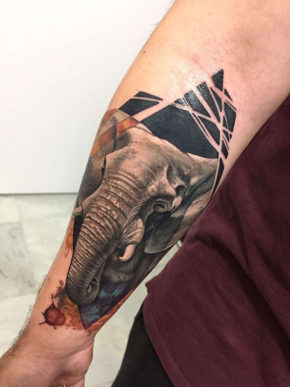 Tatuaje de elefante en el antebrazo