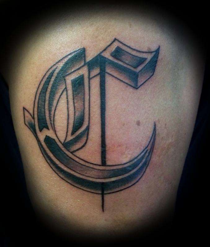 Tatuaje de letra "C"