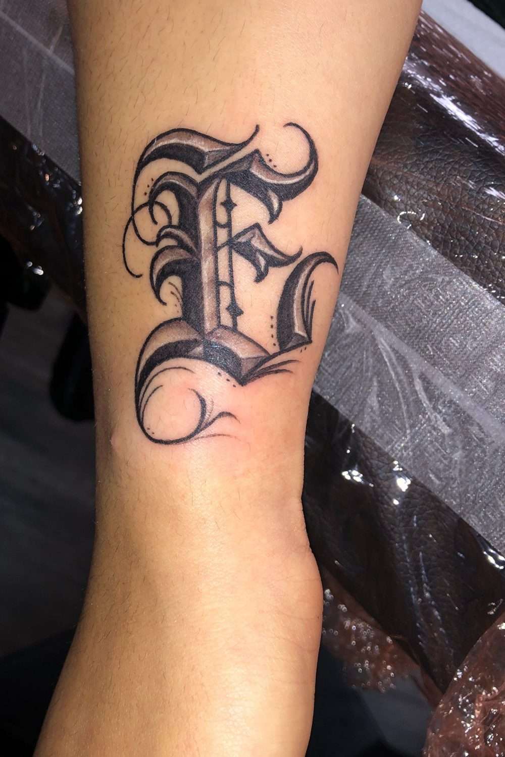 Tatuaje de letra "E"