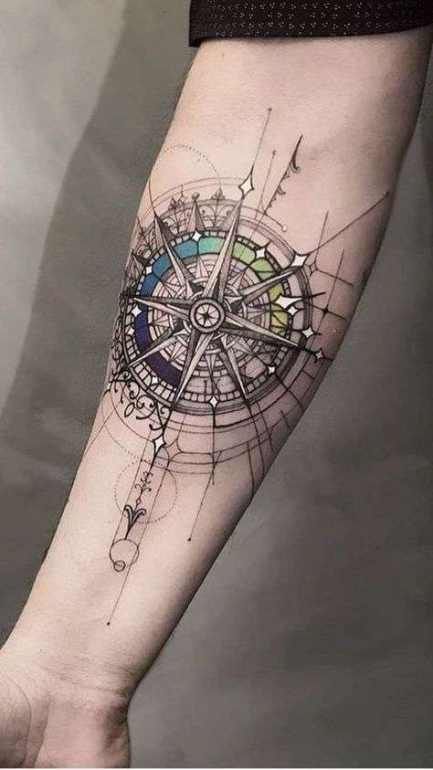 Tatuaje de brújula con toques de color