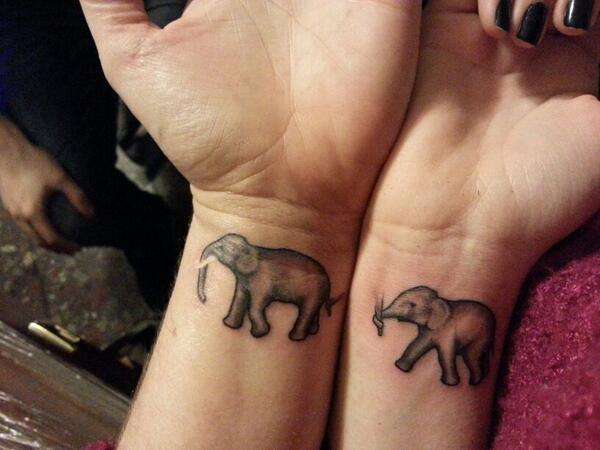 Tatuaje de elefantes en las muñecas