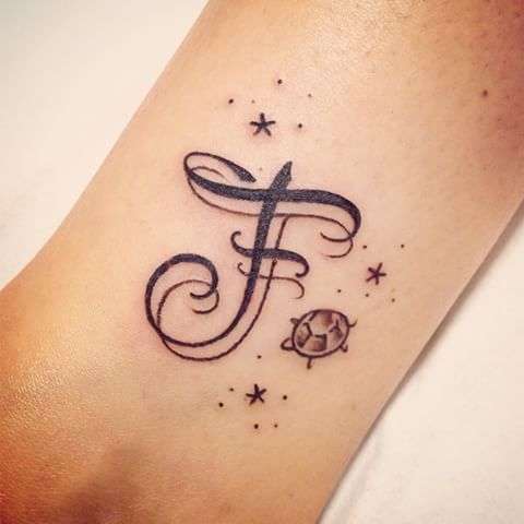 Tatuaje de letra "F"