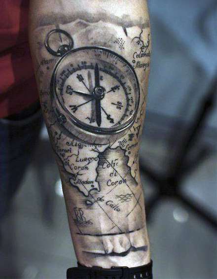 Tatuaje de brújula y mapa