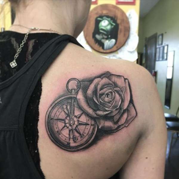 Tatuaje de brújula y rosa