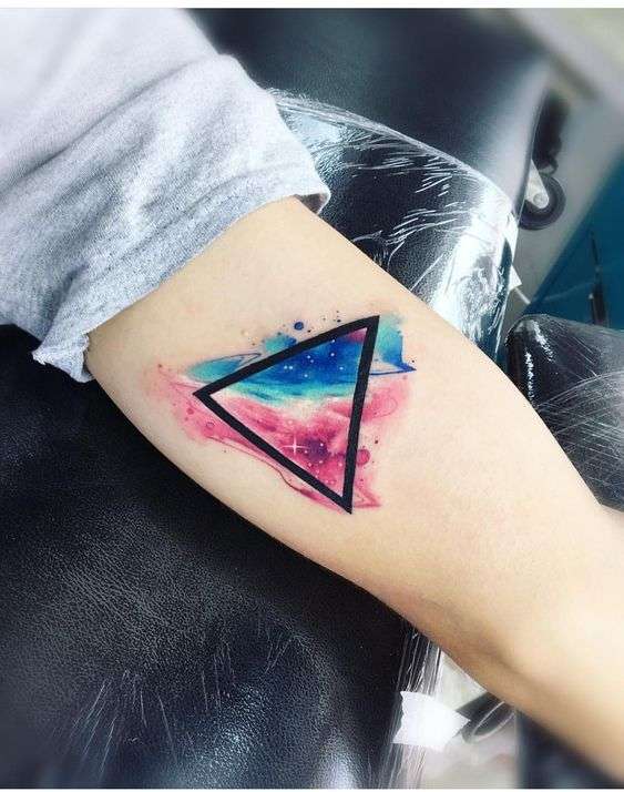 Tatuaje de triángulo en colores acuarela