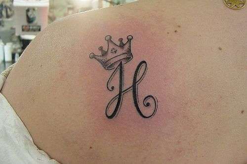 Tatuaje de letra "H"