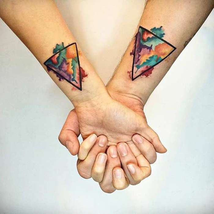Tatuaje de triángulos en pareja
