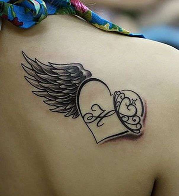Tatuaje de letra "H" con alas, corazón y corona