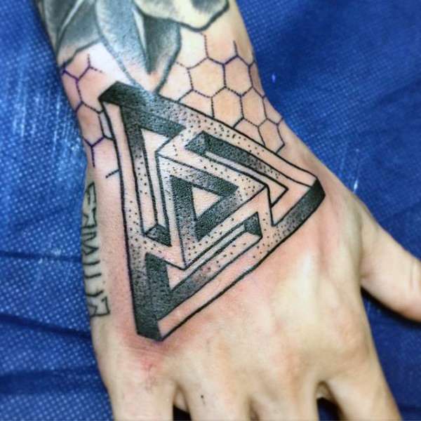 Tatuaje de triángulo en la mano