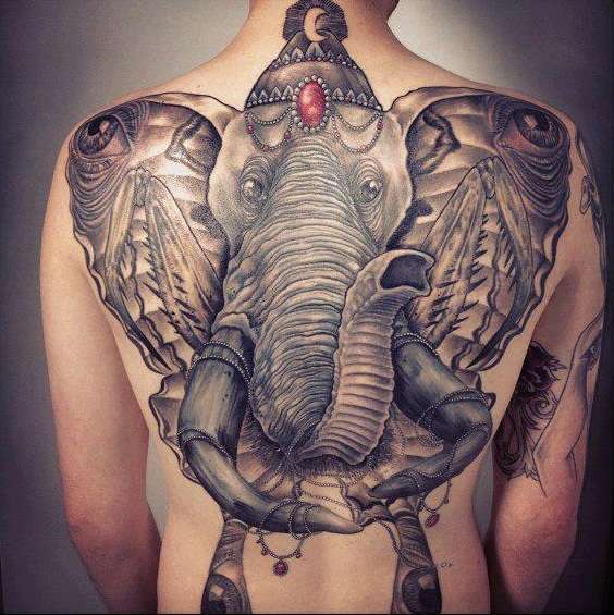 Tatuaje de elefante grande en la espalda