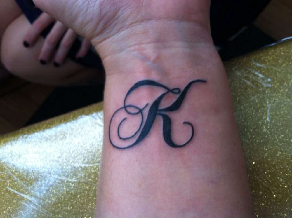 Tatuaje de letra "K"