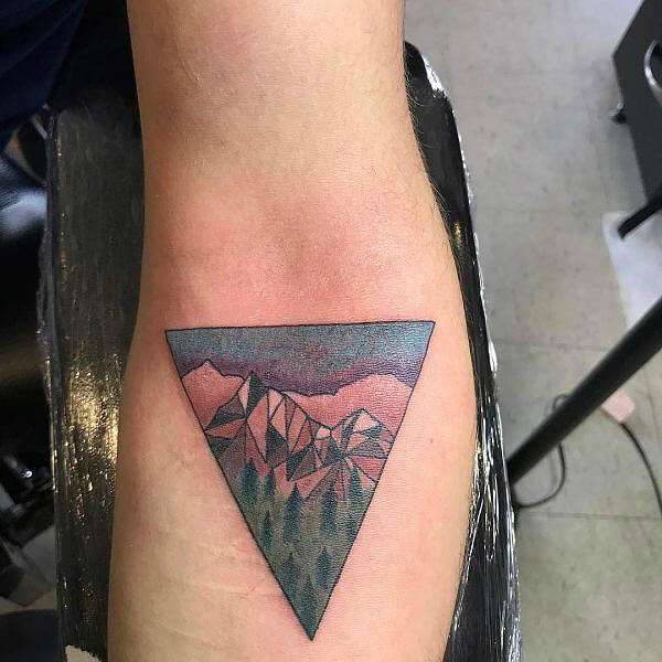 Tatuaje de triángulo en colores