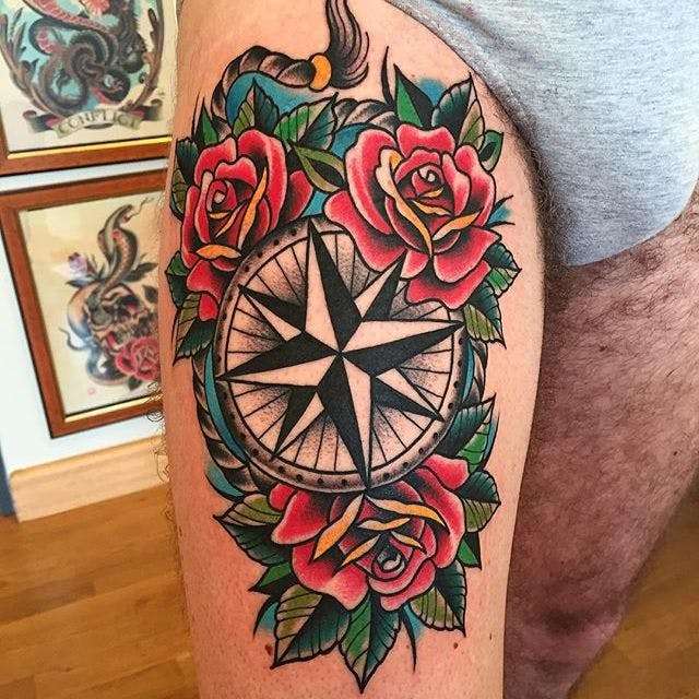 Tatuaje de brújula y rosas rojas