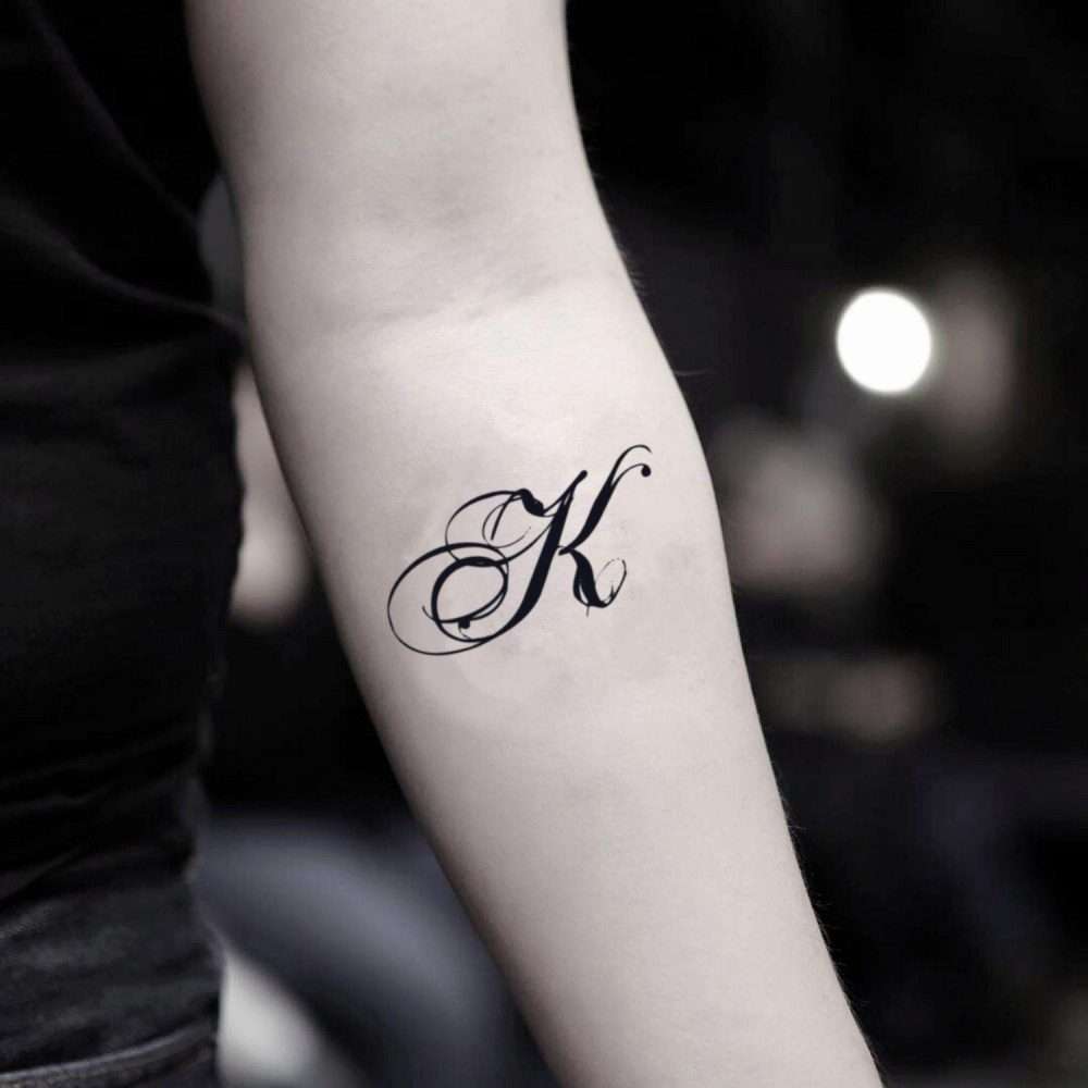 Tatuaje de letra "K"