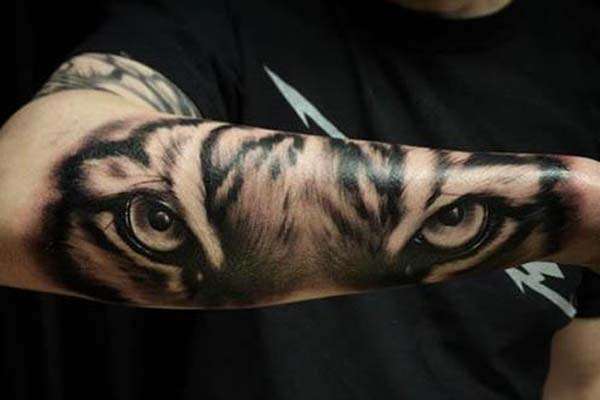 Tatuaje de tigre en el antebrazo
