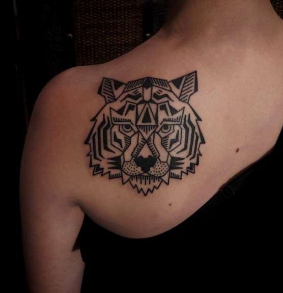 Tatuaje de tigre en el omóplato