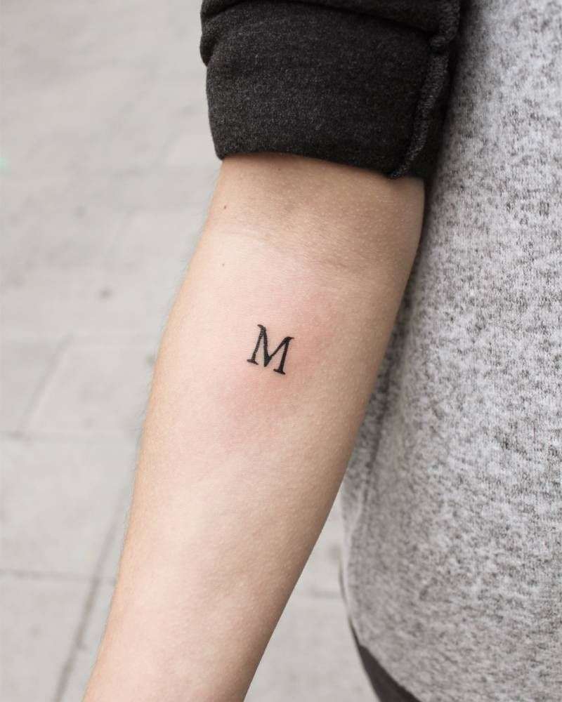 Tatuaje de letra "M"
