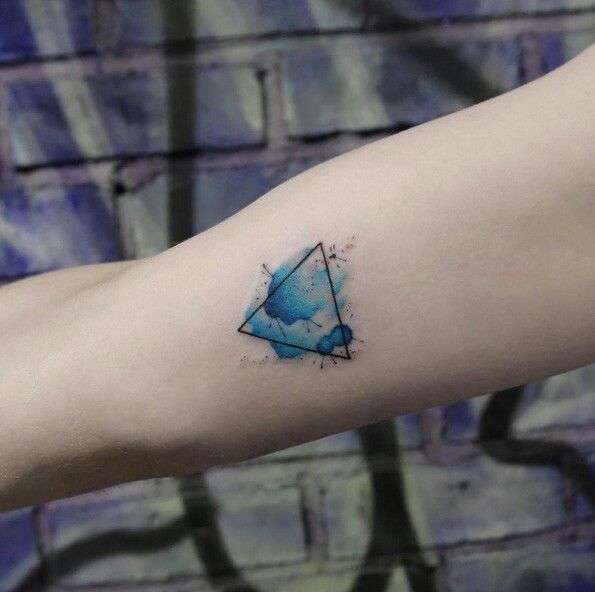 Tatuaje de triángulo acuarela