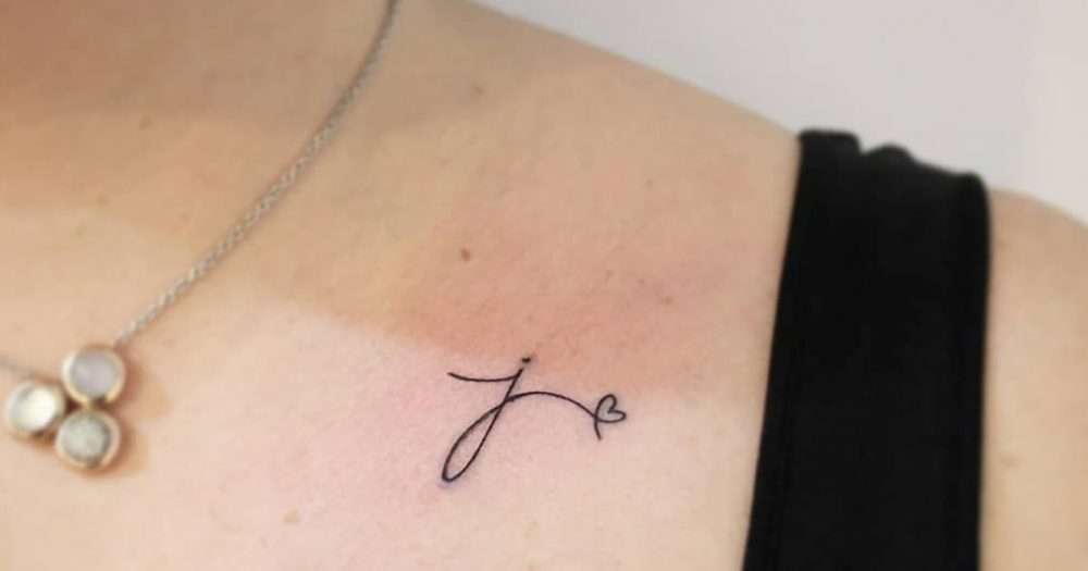 Tatuaje de letra "J"