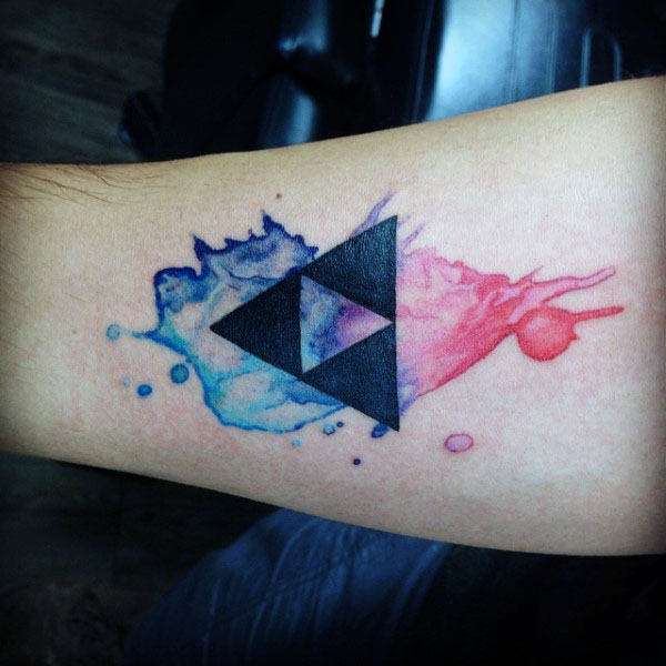 Tatuaje de triángulos negros