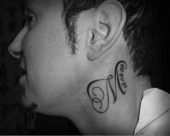 Tatuaje de letra "M" en el cuello