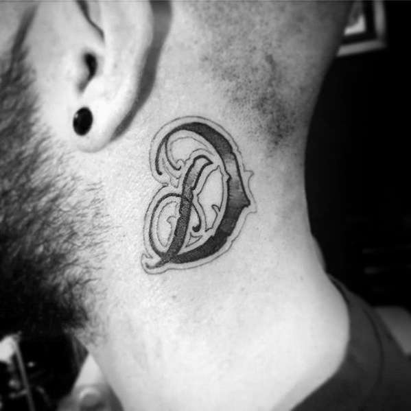 Tatuaje de letra "D" en el cuello