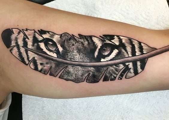 Tatuaje de tigre en pluma