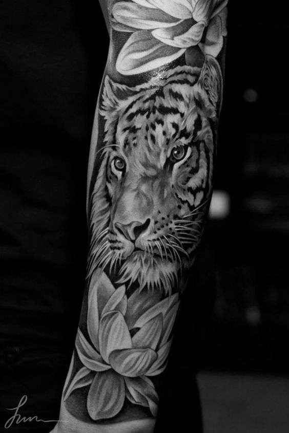 Tatuaje de tigre y flores