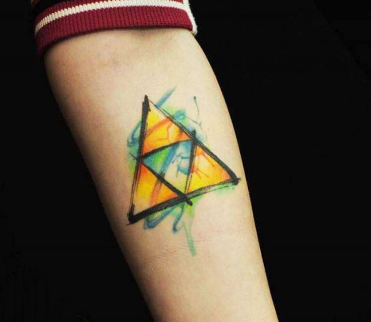 Tatuaje de triángulos en antebrazo
