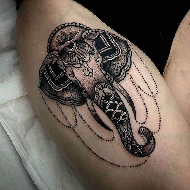 Tatuaje de elefante en blanco y negro