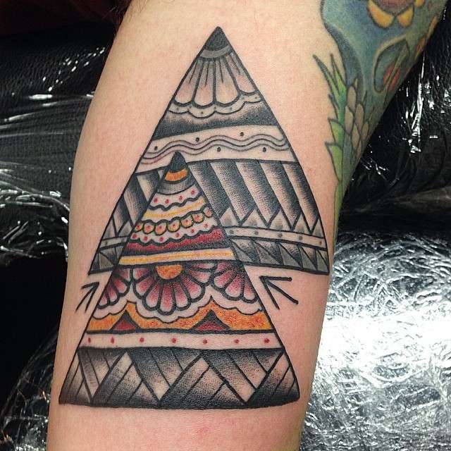 Tatuaje de triángulos con diseños