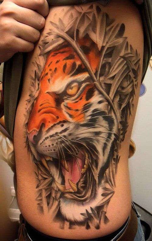 Tatuaje de tigre en el costado