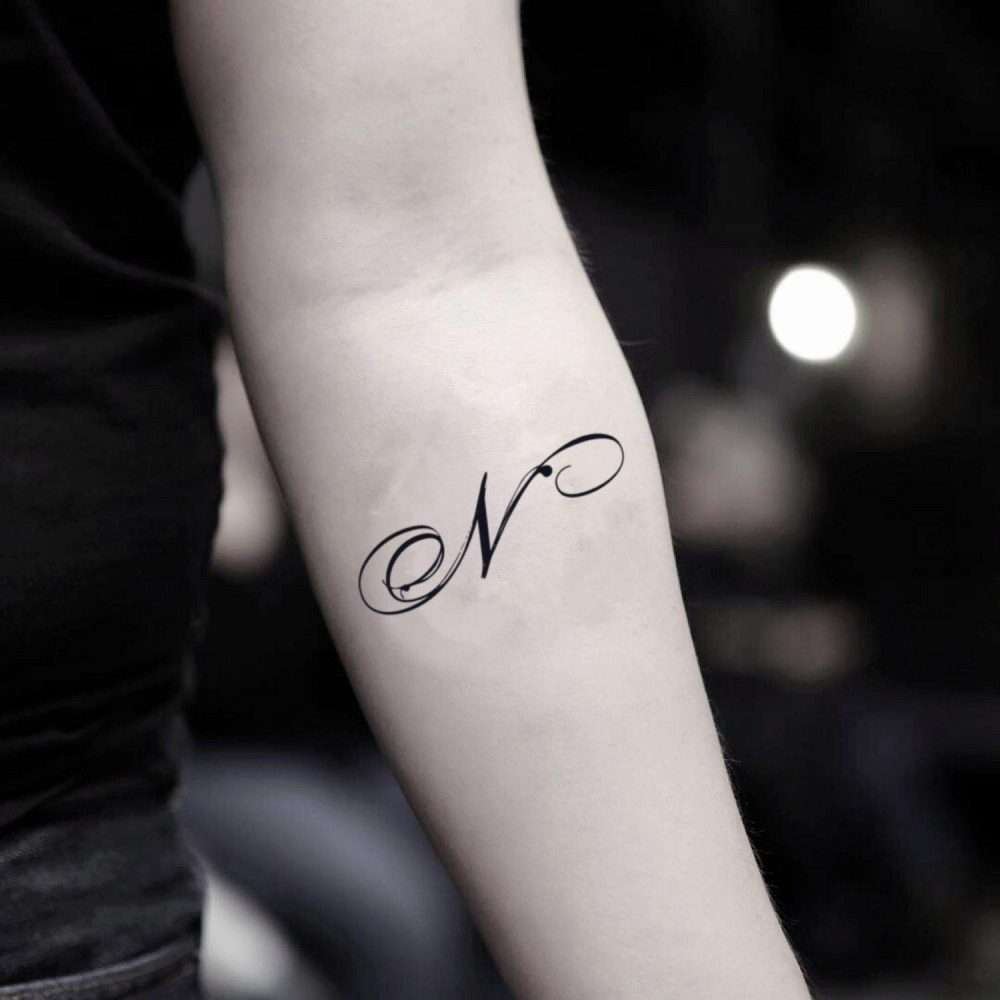 Tatuaje de letra "N"