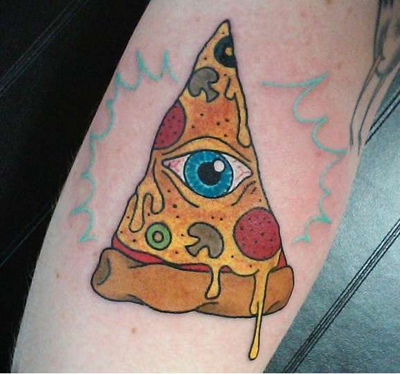 Tatuaje de triángulo pizza y ojo de la providencia