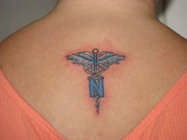 Tatuaje de letra "N" azul