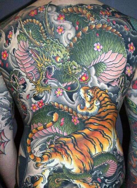 Tatuaje de tigre y dragón japonés