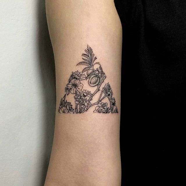 Tatuaje de triángulo con plantas y flores