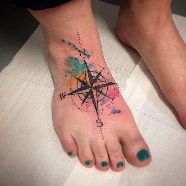 Tatuaje de brújula en el pie