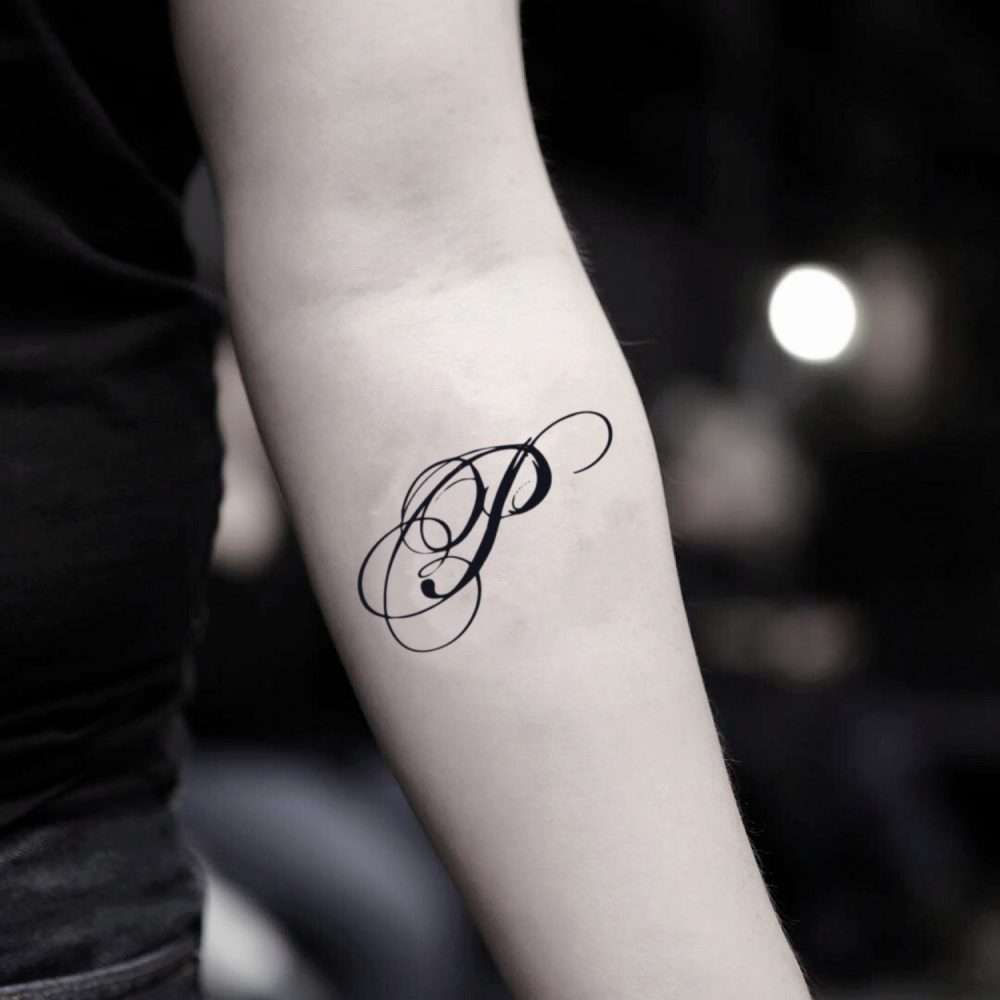 Tatuaje de letra "P"