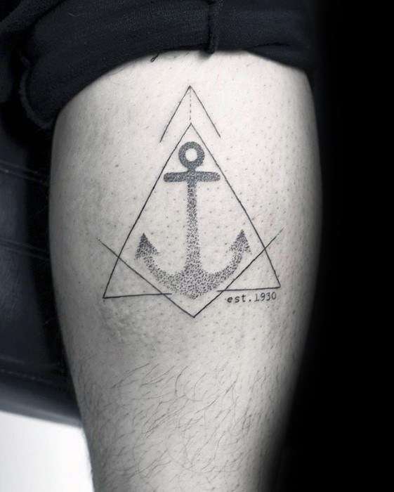 Tatuaje de triángulo y ancla