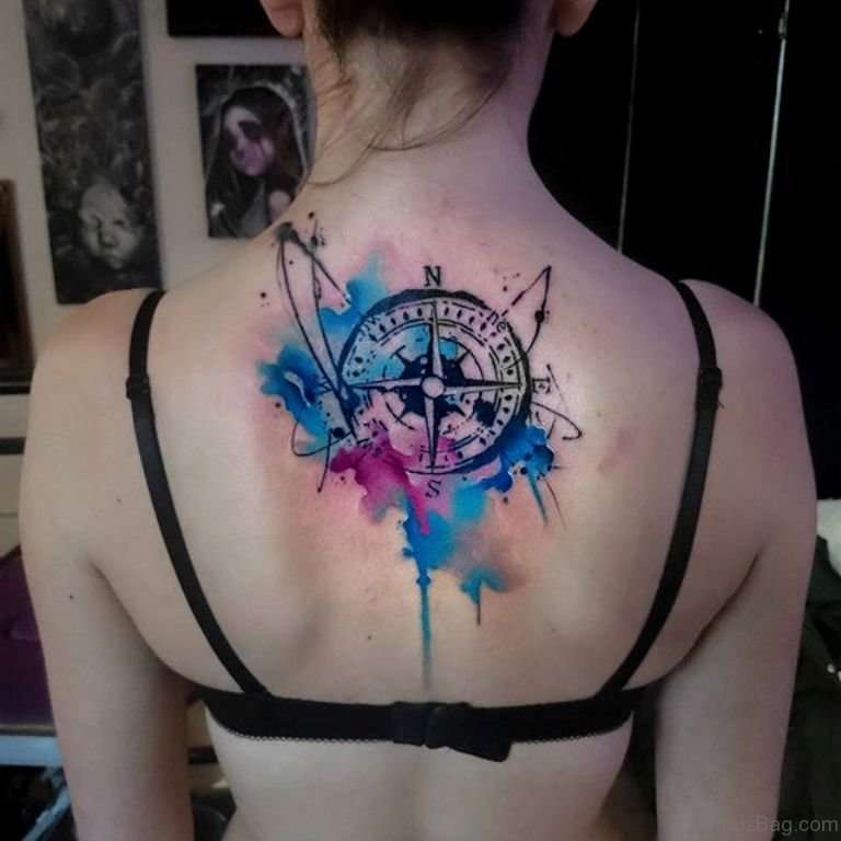 Tatuaje de brújula en la espalda