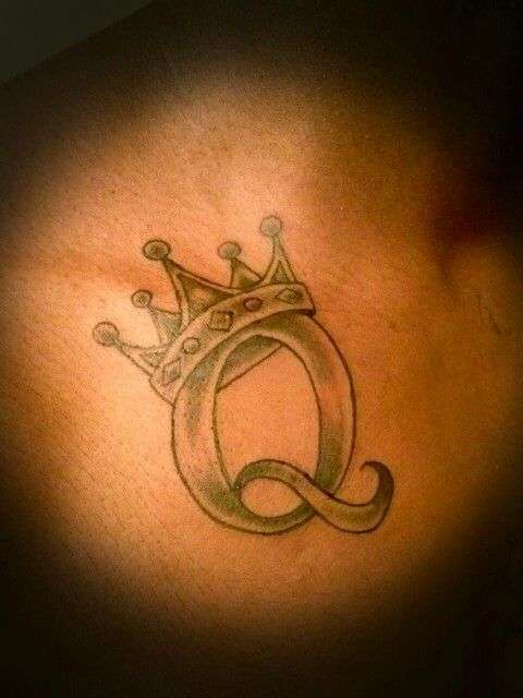 Tatuaje de letra "Q"