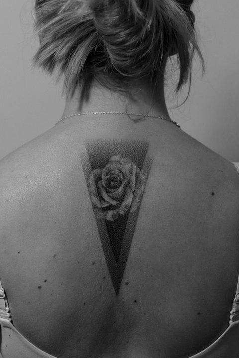 Tatuaje de triángulo y rosa en la espalda
